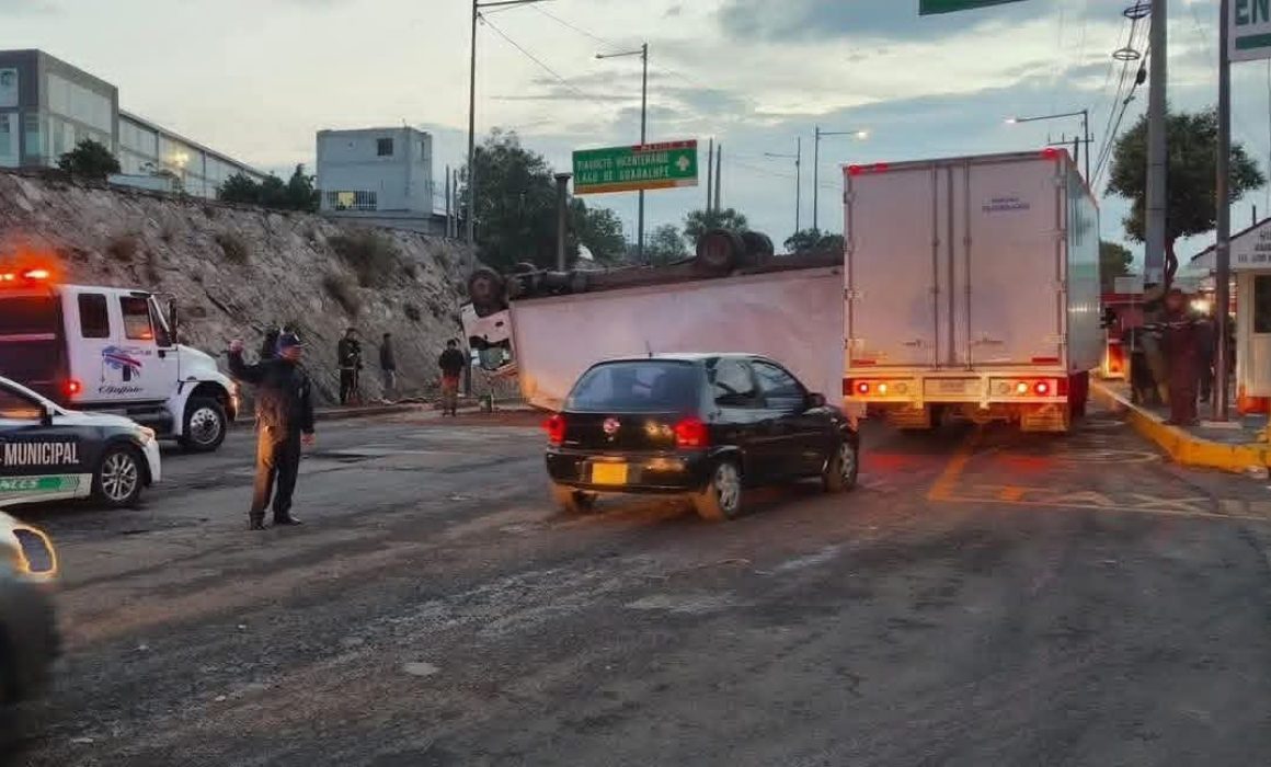 Provoca volcadura caos vehicular en la vía Gustavo Baz, en Tlalnepantla