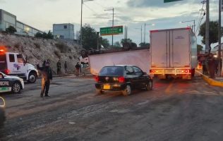 Provoca volcadura caos vehicular en la vía Gustavo Baz, en Tlalnepantla