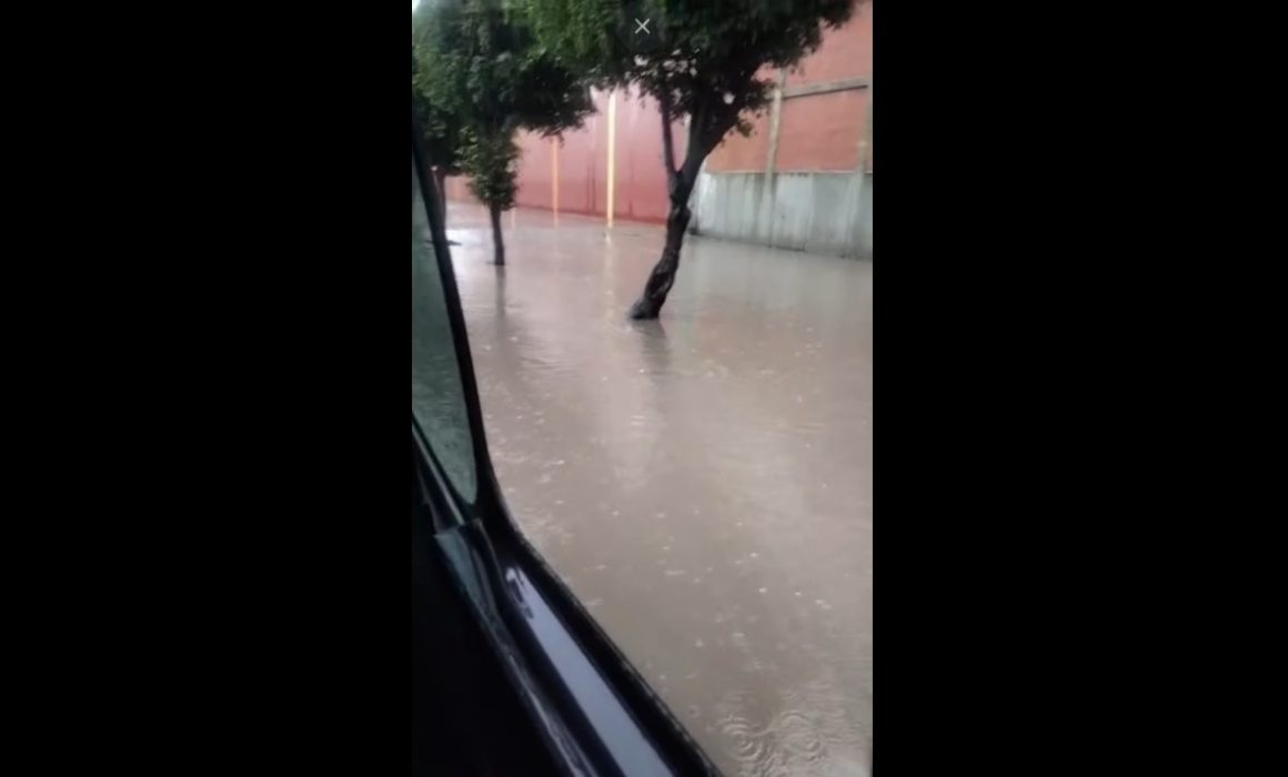 Queda atrapado por las lluvias repartidor en Ecatepec