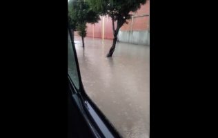 Queda atrapado por las lluvias repartidor en Ecatepec