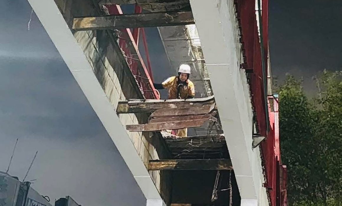 Realizan mantenimiento a puente peatonal en Tlalnepantla