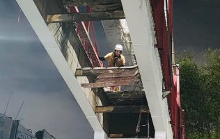 Realizan mantenimiento a puente peatonal en Tlalnepantla