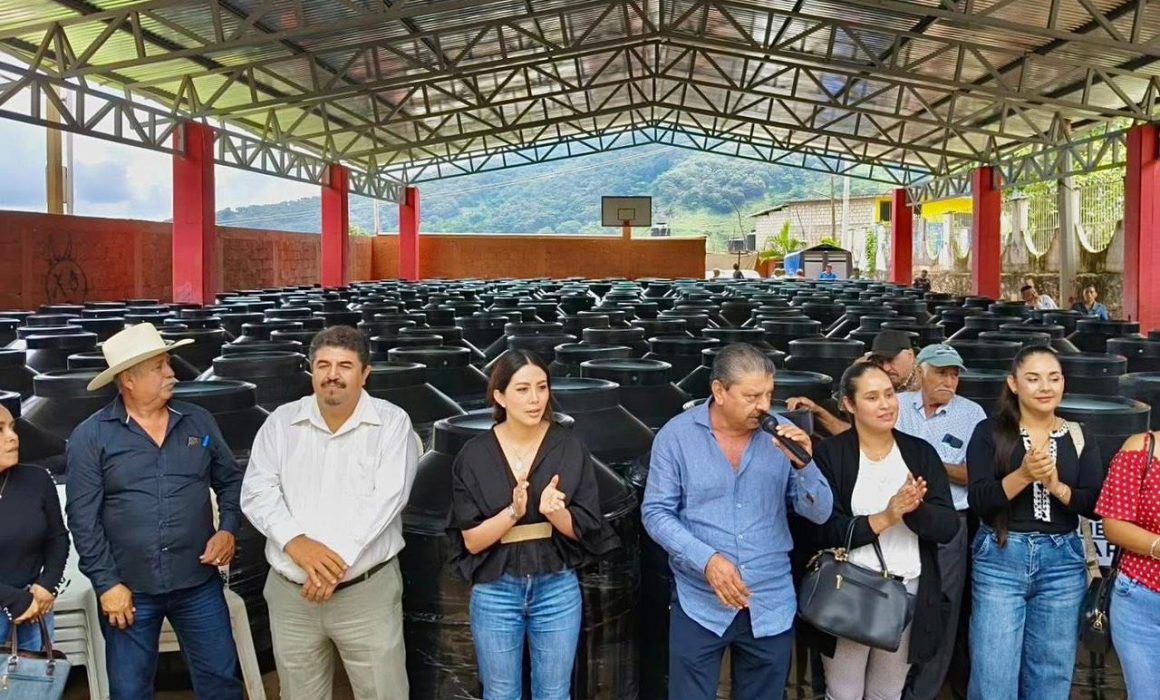 Refuerza Vanessa Linares acceso al agua con entrega de mil tinacos