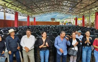 Refuerza Vanessa Linares acceso al agua con entrega de mil tinacos