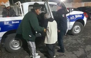 Regresan a su casa a abuelo extraviado en Ecatepec