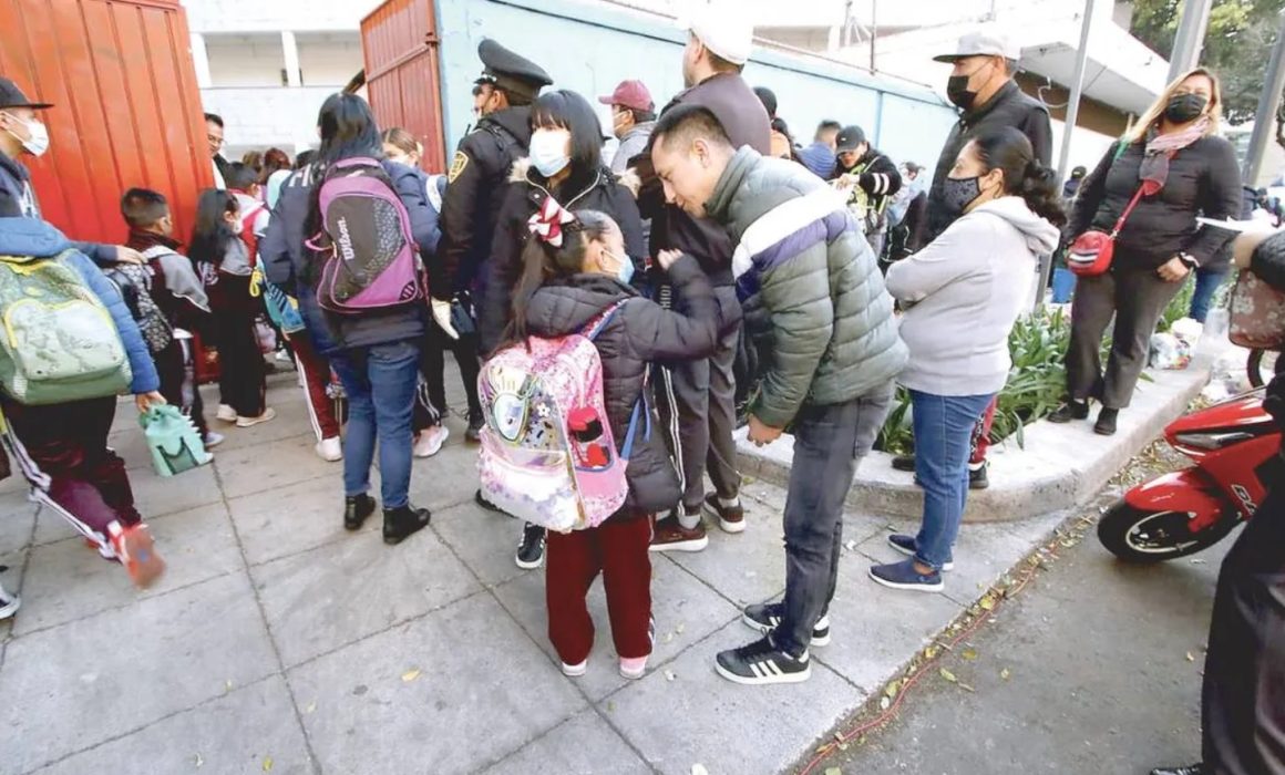 Padres de familia se preparan para el regreso a clases
