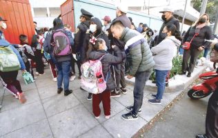 Padres de familia se preparan para el regreso a clases