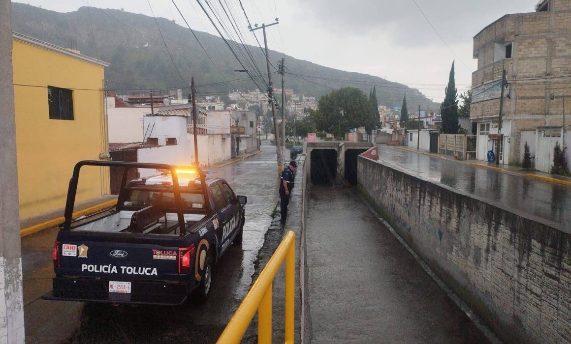 Reportan afectaciones por tarde lluviosa en Toluca