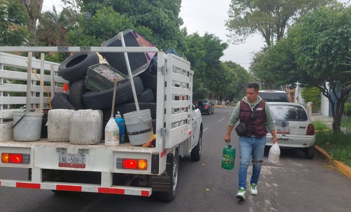 Retira Tlalnepantla vehículos y desechos de la vía pública