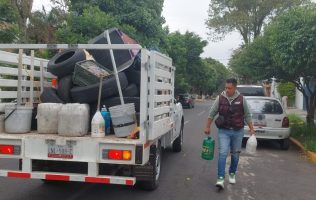 Retira Tlalnepantla vehículos y desechos de la vía pública