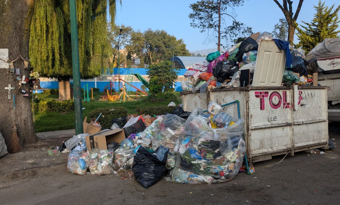 Retiran 20 toneladas de basura en colonia de Toluca