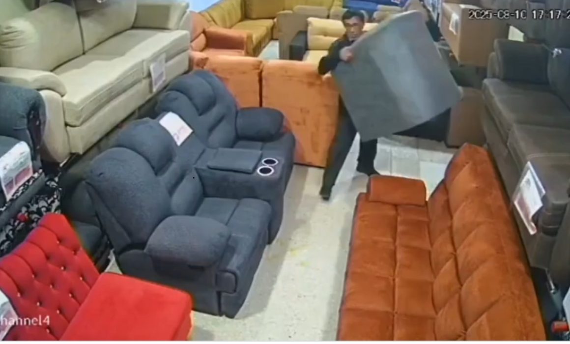 Roba sujeto sillón de mueblería en Naucalpan