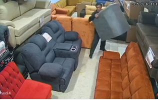 Roba sujeto sillón de mueblería en Naucalpan
