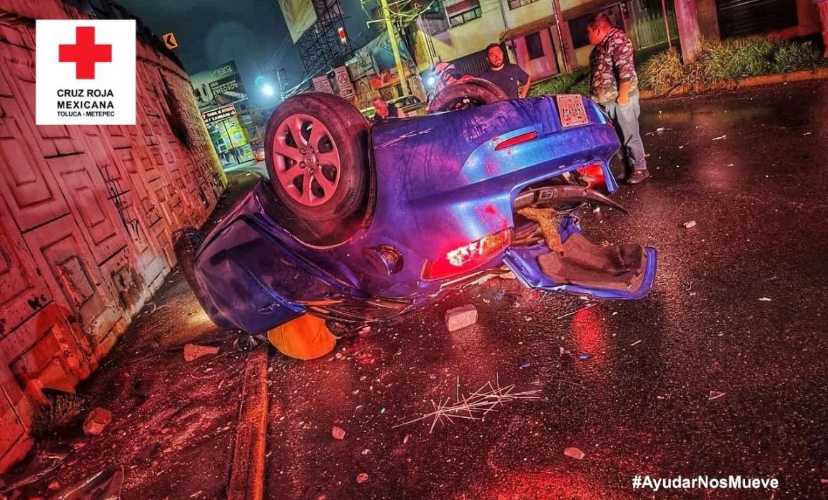 Sale volando con su auto en accidente de Toluca