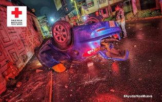 Sale volando con su auto en accidente de Toluca