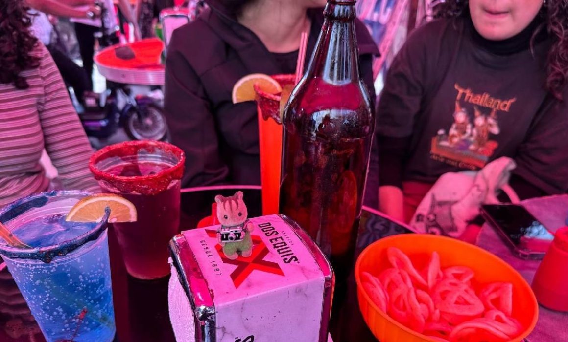Se agarran a golpes dos mujeres en una chelería