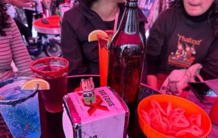 Se agarran a golpes dos mujeres en una chelería