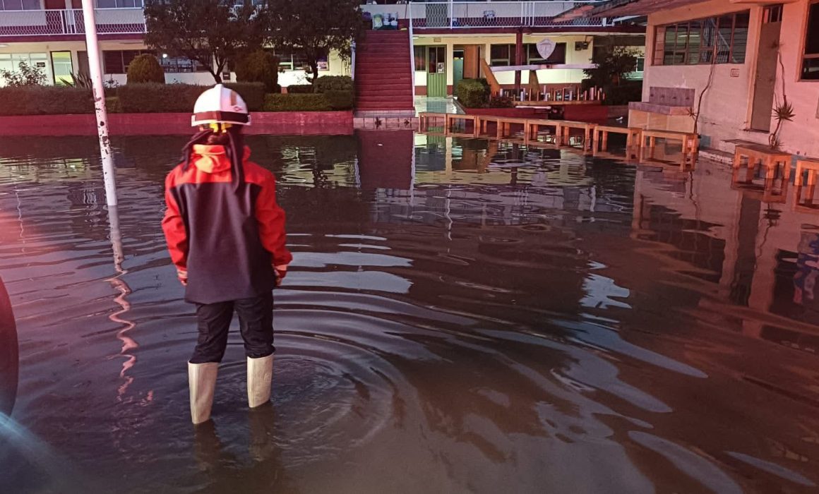 Se desborda río en Ocoyoacac; activan protocolo de emergencia