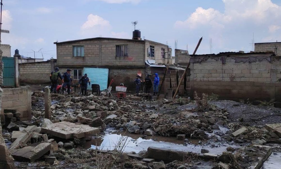 Se desborda río en Tenango del Valle y causa graves daños en casas