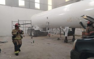 Se registra flamazo al interior de un inmueble; dos personas lesionadas