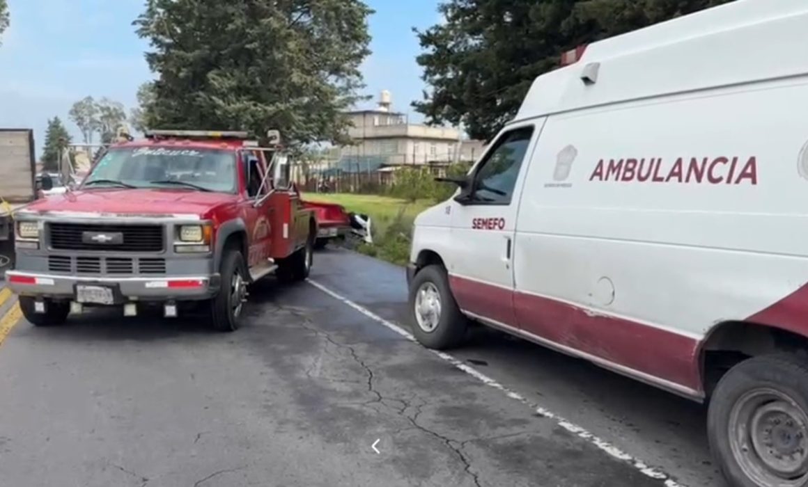 Se vuelca camioneta en Almoloya de Juárez; un hombre falleció