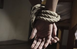 Secuestran y golpean a masculino en Teotihuacán