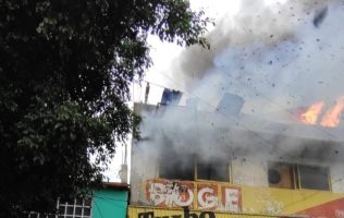 Sofocan incendio en fábrica de muebles en Nezahualcóyotl