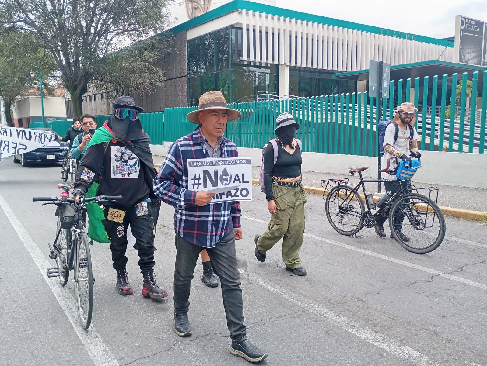 Marcharon adultos mayores a pie y en bicicletas y hasta encapuchados