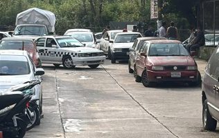 Bloquean taxistas accesos a Tenancingo; habían detenido a un compañero