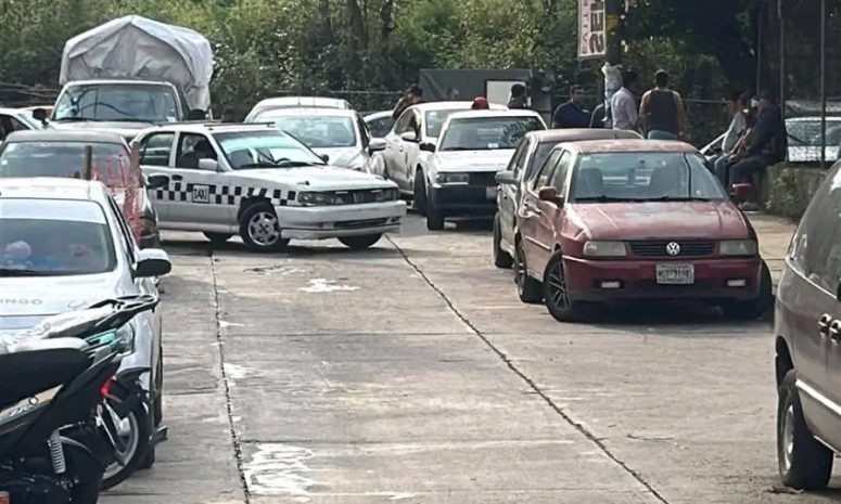 Bloquean taxistas accesos a Tenancingo; habían detenido a un compañero