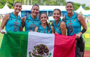 Reciben a Selección Mexicana Femenil Flag como heroínas