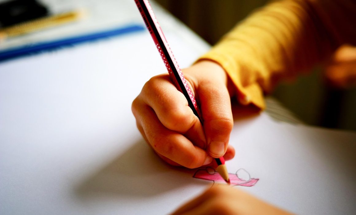 Denuncian a escuelas de Toluca por cobro de cuotas en escuelas
