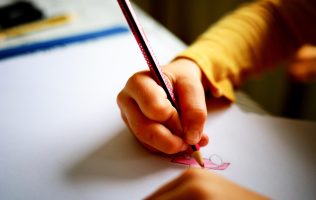 Denuncian a escuelas de Toluca por cobro de cuotas en escuelas