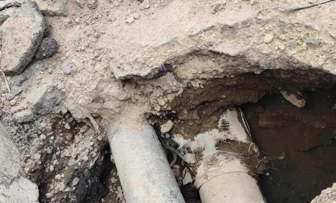 Alertan vecinos formación socavón tras caída de camión en La Paz