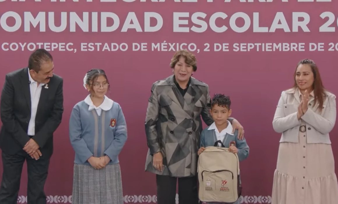 Apoya Delfina Gómez a estudiantes con entrega de apoyos