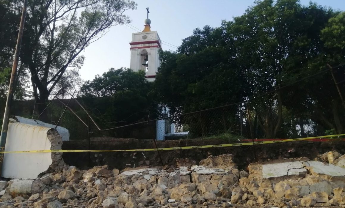 Atiende Cuautitlán Izcalli derrumbe de barda en parroquia de Tepojaco
