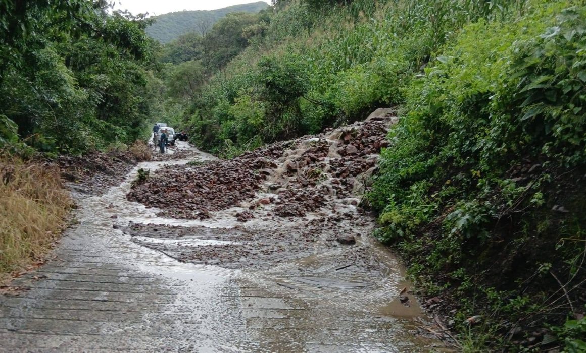 Atienden autoridades de Santo Tomás deslaves y afectaciones por lluvias