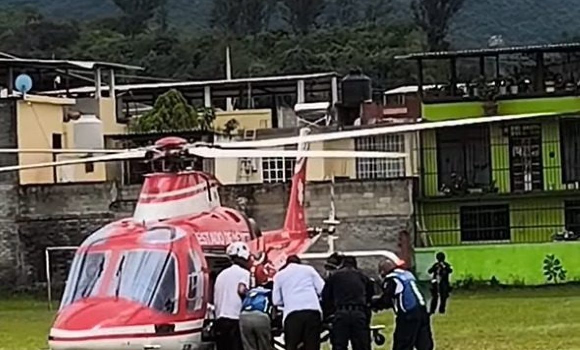 Auxilia Grupo Relámpagos a mujer embarazada en Tejupilco