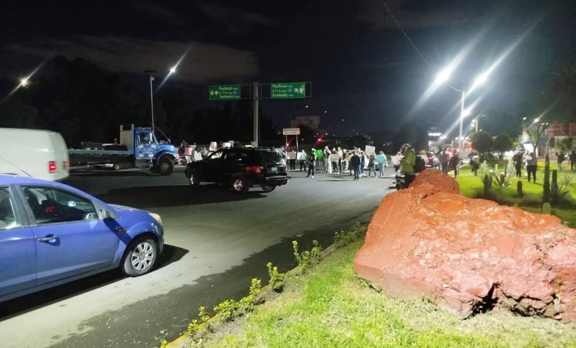 Bloquean la Méx-Pachuca para exigir liberar a dos acusados de homicidio a policía