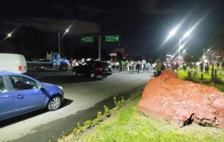 Bloquean la Méx-Pachuca para exigir liberar a dos acusados de homicidio a policía