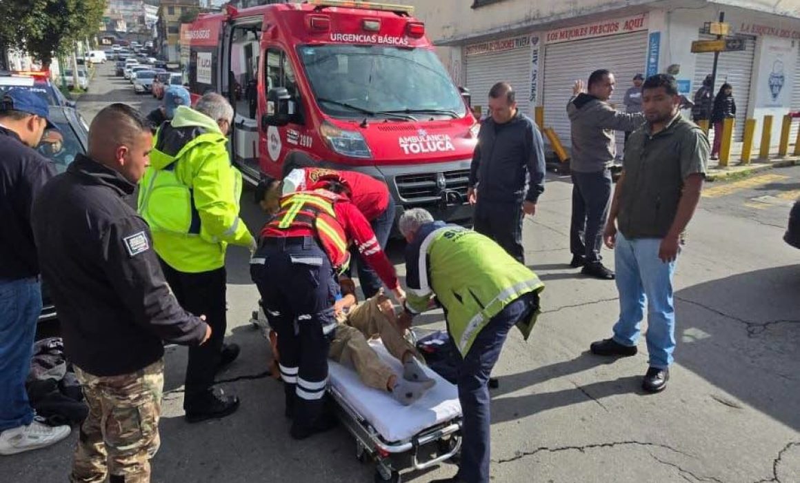 Brinda apoyo director de Seguridad de Toluca a motociclista en choque