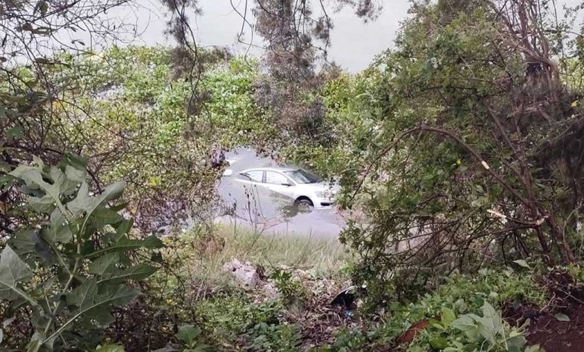 Cae automóvil a presa en Valle de Bravo