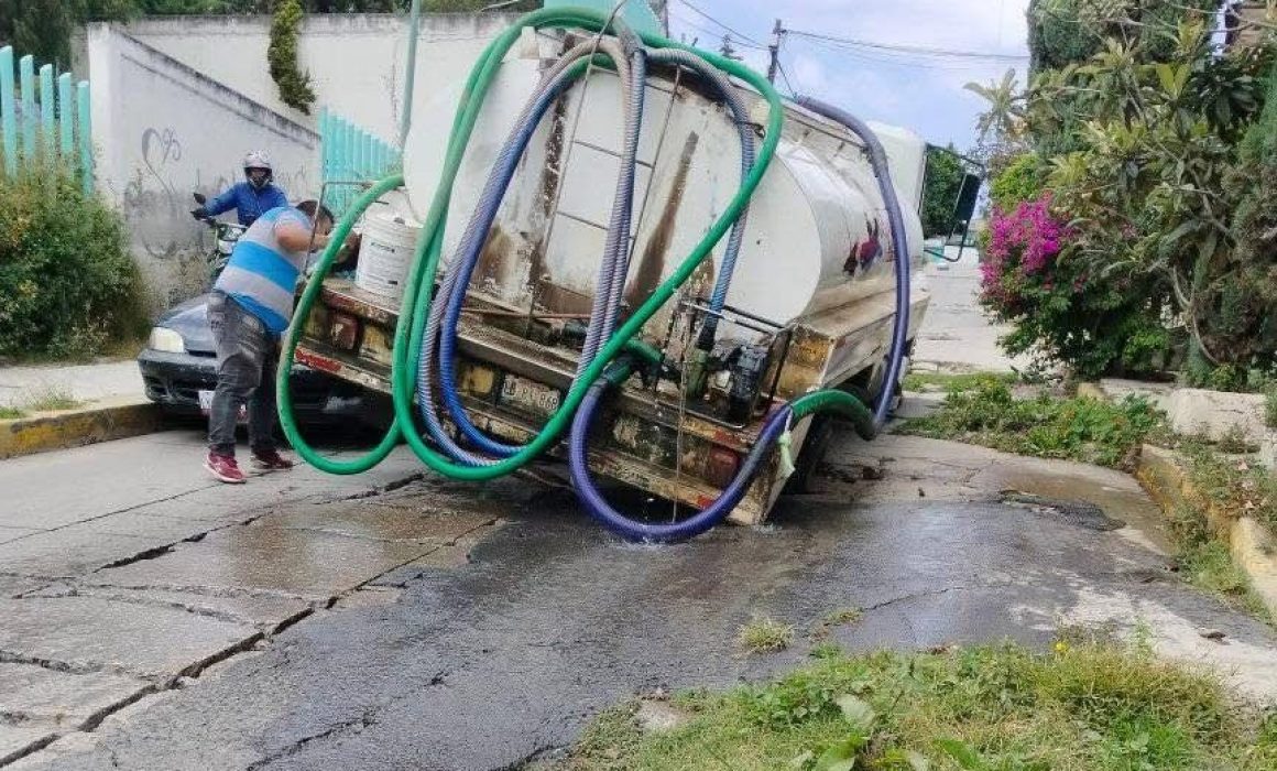 Cae pipa de OPDAPAS en socavón en Ixtapaluca; se hunde el oriente