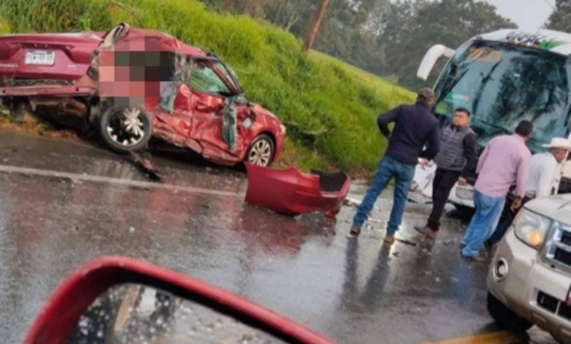 Choca auto contra autobús en la Toluca – Zitácuaro; hay un fallecido