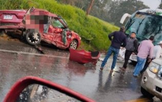 Choca auto contra autobús en la Toluca – Zitácuaro; hay un fallecido