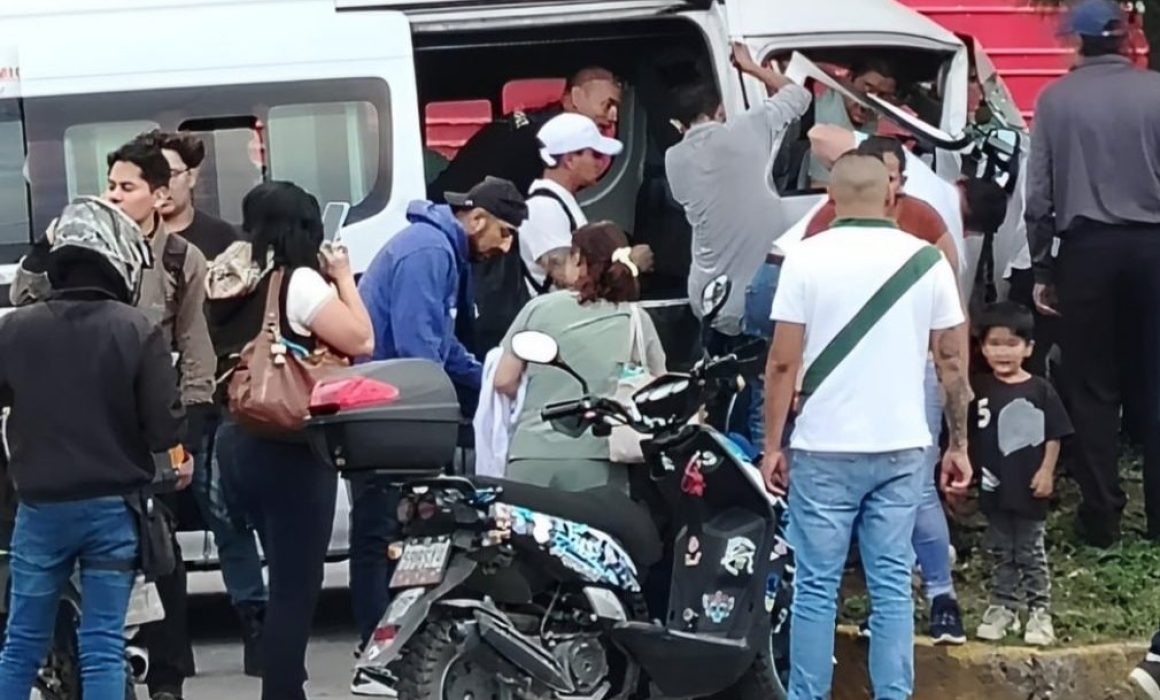 Choca transporte público contra árbol en Tultitlán por pasarse semáforo 