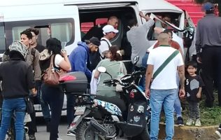 Choca transporte público contra árbol en Tultitlán por pasarse semáforo 