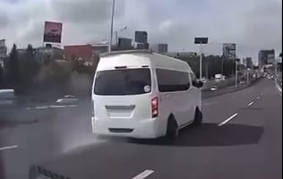 Circula transporte público sin una llanta en Naucalpan