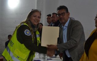 Cumple alcalde de Teoloyucan al entregar seguros de vida a policías