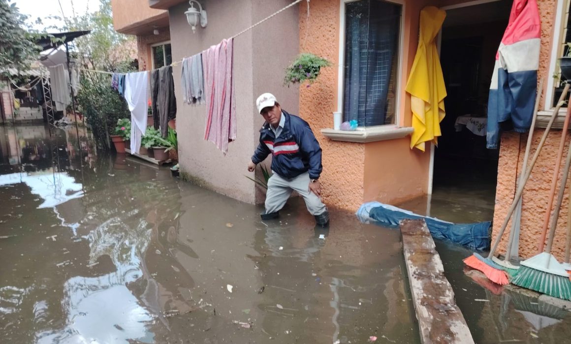 Cumplen dos semanas inundados habitantes de comunidad en Ocoyoacac